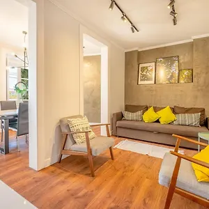 Appartamento Guestready - Lemon House With Private Garden, Lisbona